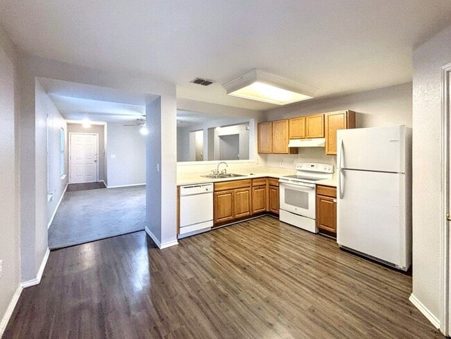 8432 Fall Meadow Ln in Austin, TX - Foto de edificio - Building Photo