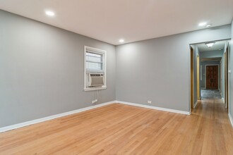 3916 N California Ave, Unit 2 in Chicago, IL - Building Photo - Building Photo