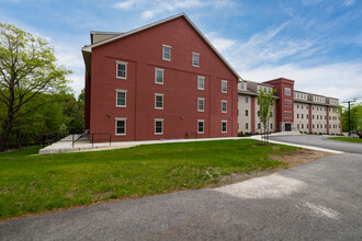 Fownes Mill Condominiums in Rochester, NH - Building Photo - Building Photo