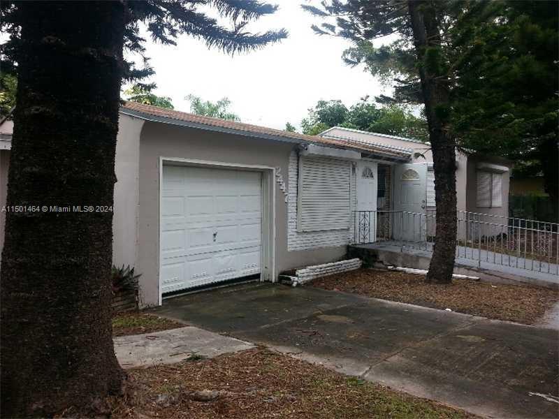 2447 Pierce St in Hollywood, FL - Building Photo