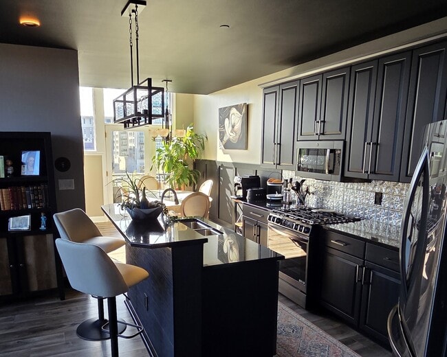 1515 N Van Buren St, Unit 510 in Milwaukee, WI - Building Photo - Building Photo