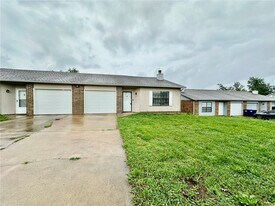2437 W Gum St in Rogers, AR - Building Photo