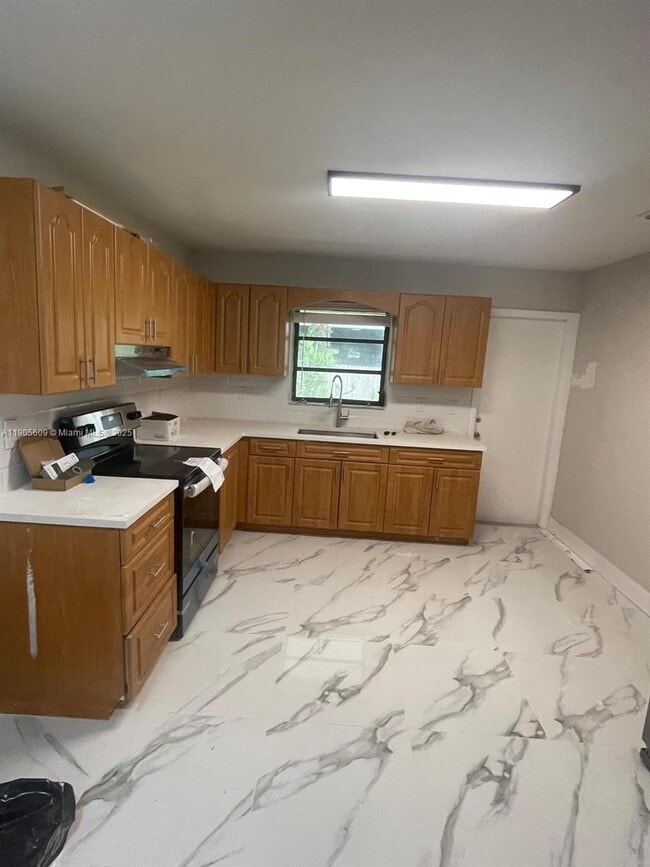 21123 E Dixie Hwy in Aventura, FL - Foto de edificio - Building Photo