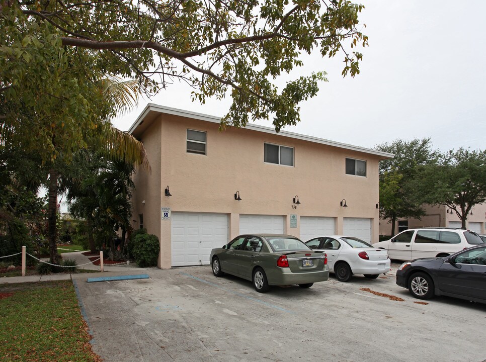 738 SW 7th St in Pompano Beach, FL - Building Photo