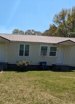 395 Treadway Rd in Oxford, AL - Building Photo