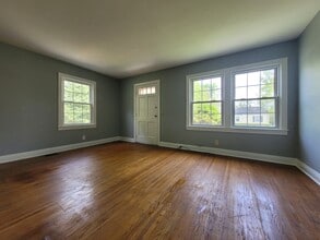 8011 Greenway Dr in Louisville, KY - Foto de edificio - Building Photo
