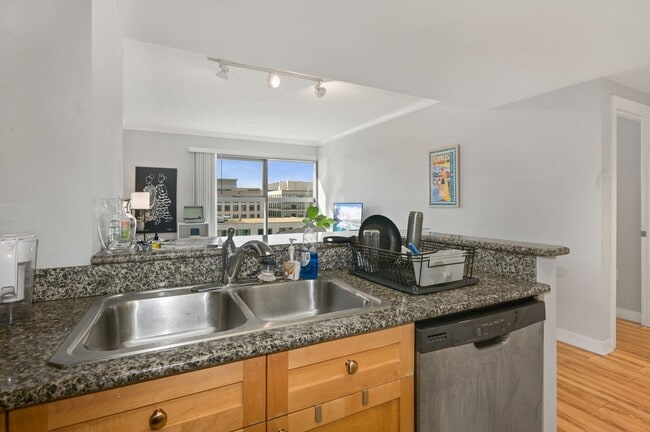 777 7th St NW, Unit 1014 in Washington, DC - Building Photo - Building Photo