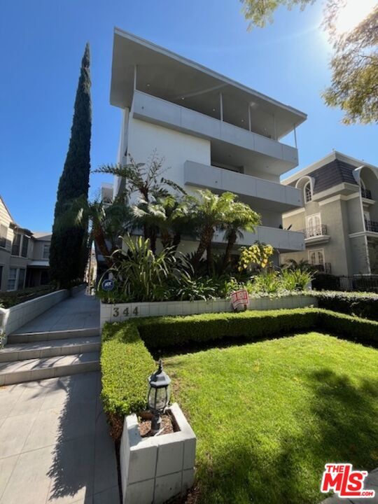 344 N Palm Dr in Beverly Hills, CA - Foto de edificio - Building Photo