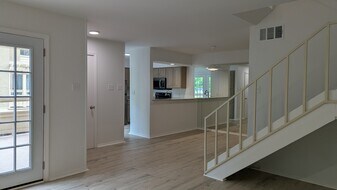 5200 Martel Ave, Unit Monticello Balcony Condo in Dallas, TX - Building Photo