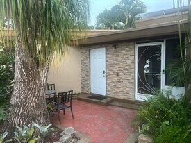 2424 Grant St in Hollywood, FL - Building Photo