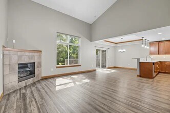 1255 Dodge Street Ct in Iowa City, IA - Foto de edificio - Building Photo