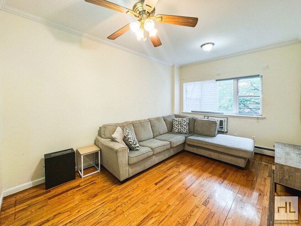 VAN SICLEN AVENUE, Unit 3 in Brooklyn, NY - Foto de edificio