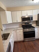 802 Lexington Dr in Aliquippa, PA - Building Photo