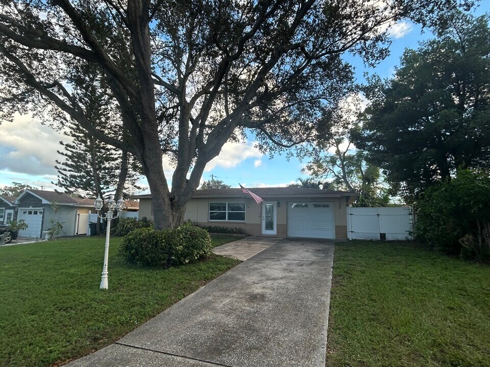 11370 120th Ter in Largo, FL - Building Photo