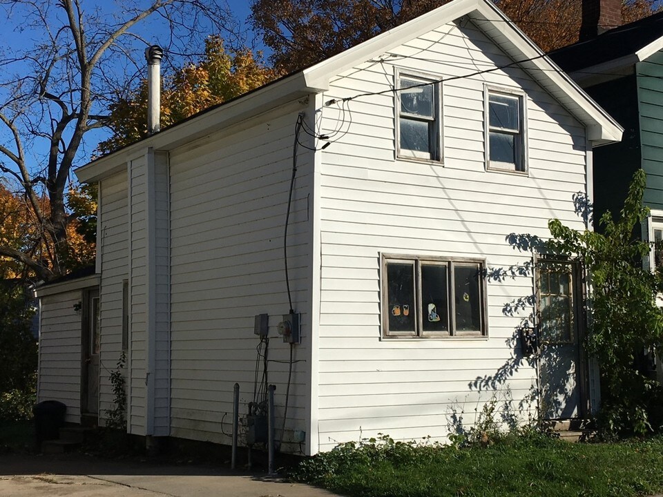 29 NW 9th St in Oswego, NY - Building Photo