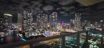 31 SE 5th St in Miami, FL - Building Photo