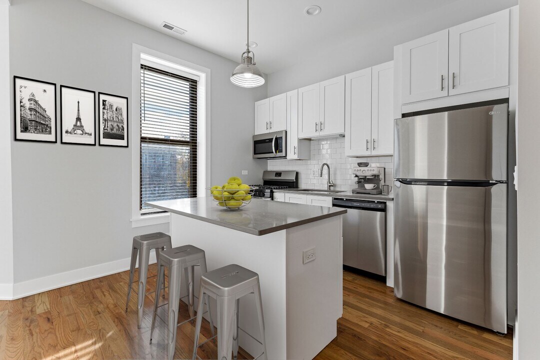 356 W Dickens Ave in Chicago, IL - Building Photo