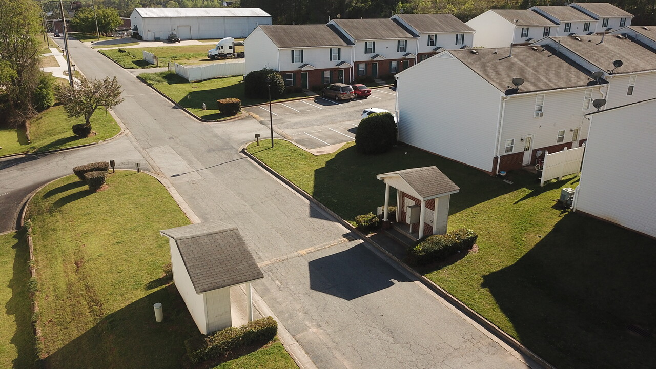 Sandalwood Apartments in Dallas, GA - Foto de edificio