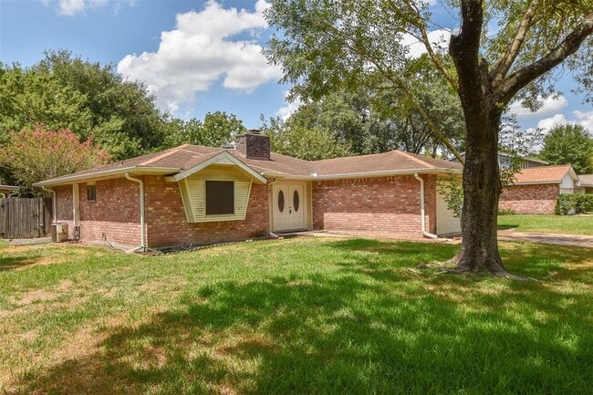 8515 Riverside Walk Ln in Houston, TX - Foto de edificio - Building Photo