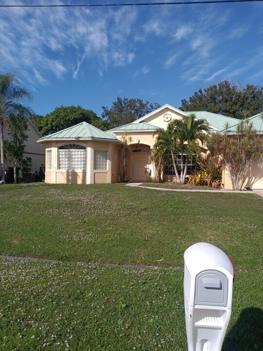 691 SW Estate Ave in Port St. Lucie, FL - Foto de edificio