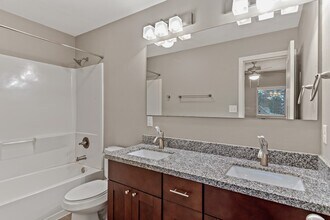 128 Artesian Way in Roman Forest, TX - Building Photo - Building Photo