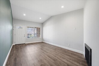 4006-4008 Tricia Way in North Highlands, CA - Foto de edificio - Building Photo