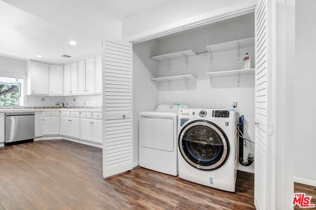 1402 Hollister St in San Fernando, CA - Building Photo - Building Photo