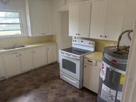 2355-2357-2357 SE 146th Ave in Portland, OR - Building Photo