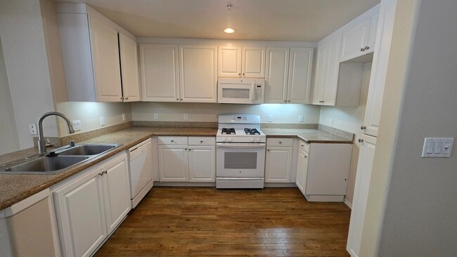 2264 Watermarke Pl, Unit 2264 in Irvine, CA - Foto de edificio - Building Photo