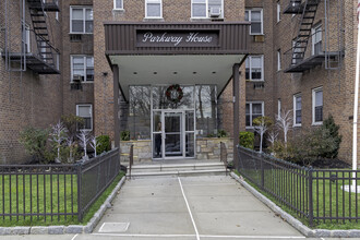 Parkway House in Yonkers, NY - Building Photo - Building Photo