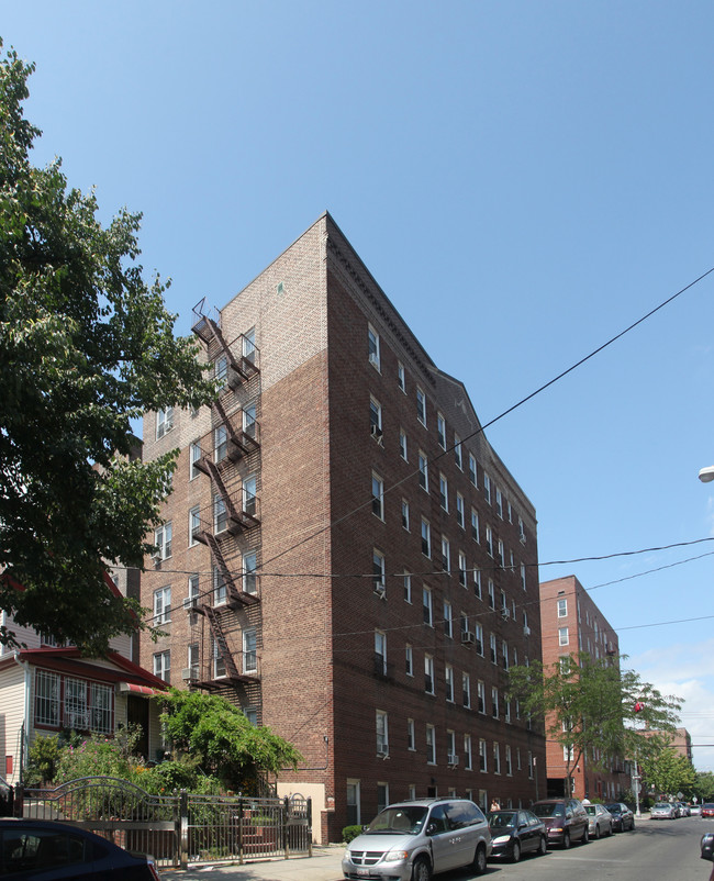 Remcort in Elmhurst, NY - Foto de edificio - Building Photo