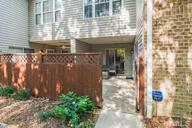 304 Summerwalk Cir, Unit 304 in Chapel Hill, NC - Building Photo - Building Photo