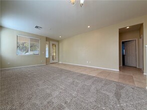 246 Duck Hollow Ave in Las Vegas, NV - Building Photo - Building Photo