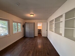 2530 Glen Green St, Unit 2528 1/2 in Los Angeles, CA - Foto de edificio - Building Photo