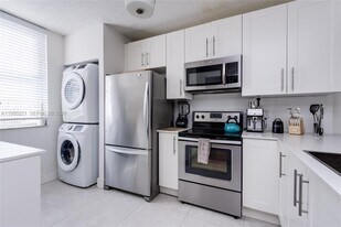 1651 NE 115th St in Miami, FL - Building Photo