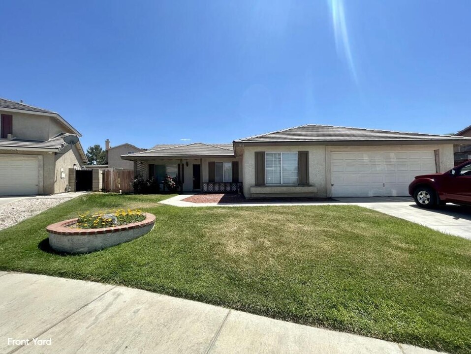 5860 Barcelona Dr in Palmdale, CA - Building Photo