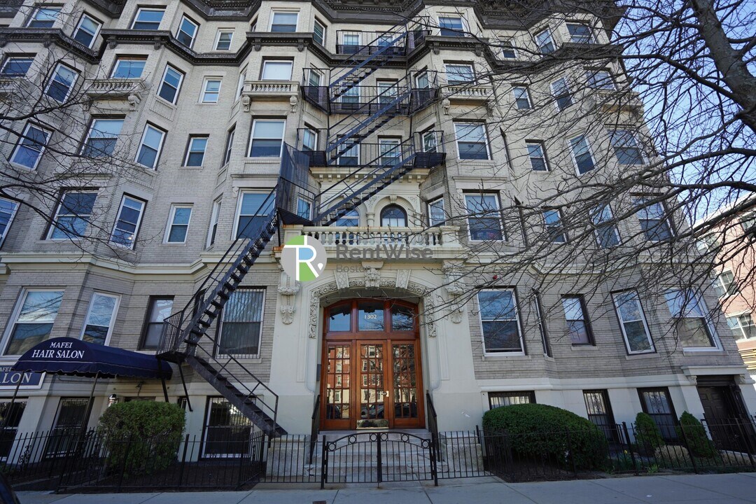 1302 Commonwealth Ave in Boston, MA - Building Photo