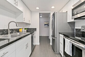 10418 Northeast 32nd Place, Unit C105 in Bellevue, WA - Building Photo - Building Photo