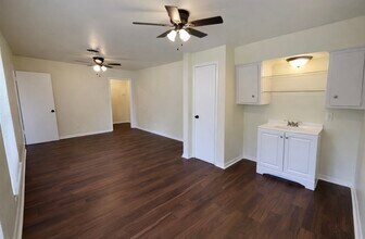 205 E Crestmont Dr in Alvin, TX - Building Photo - Building Photo