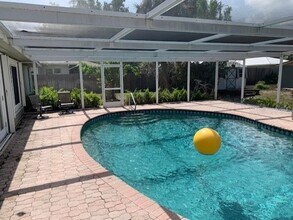 436 Poincianna Dr in Sarasota, FL - Building Photo - Building Photo