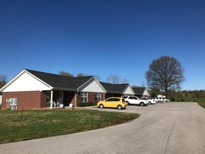 114 Doyle St in Cave City, KY - Foto de edificio - Building Photo