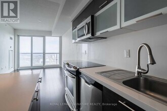386 Yonge St in Toronto, ON - Building Photo - Building Photo