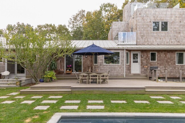 71 Island View Dr W in Sag Harbor, NY - Building Photo - Building Photo