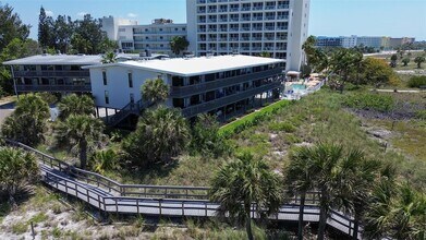 200 120th Ave W in Treasure Island, FL - Foto de edificio - Building Photo