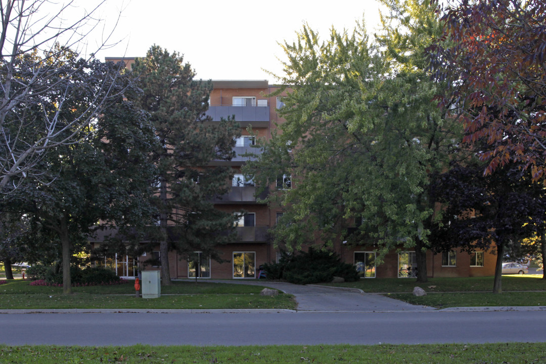 La Vista Apartments in Mississauga, ON - Building Photo