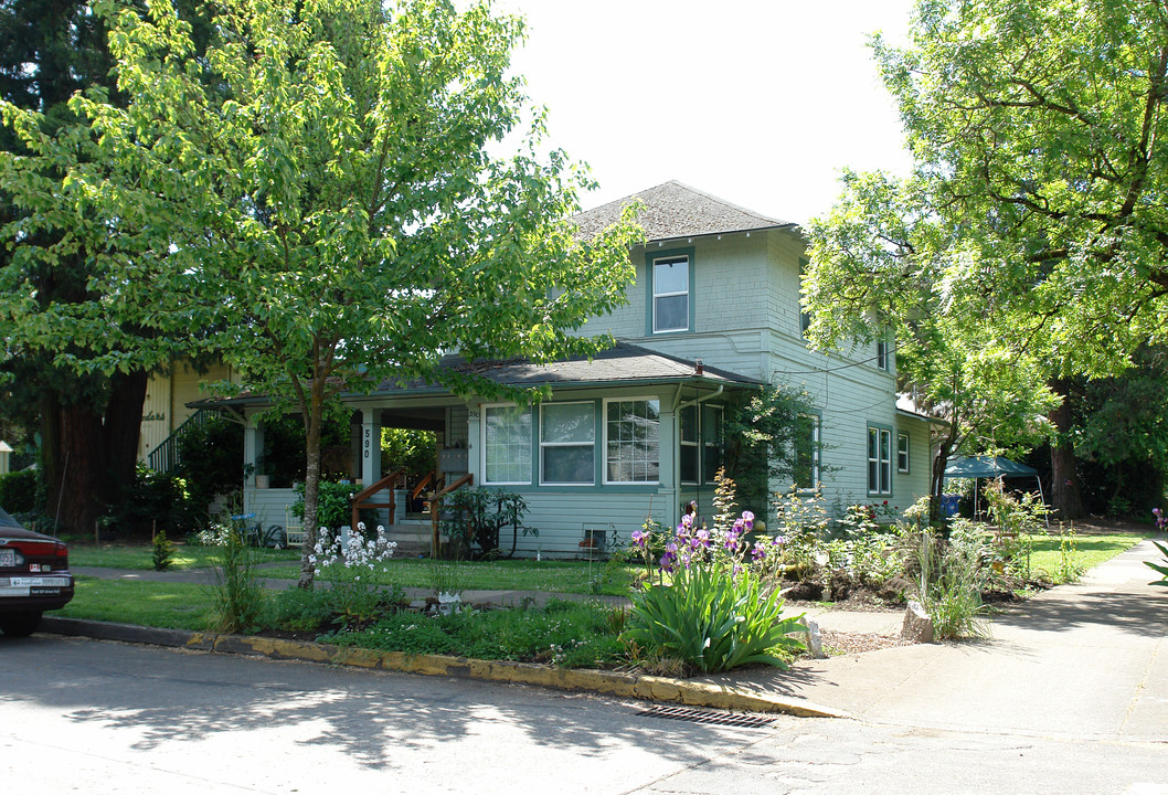 590 W 12th Ave in Eugene, OR - Building Photo