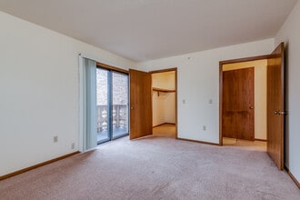 Parkwood Lake Apartments in Franklin, WI - Building Photo - Interior Photo