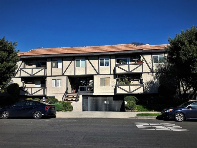1914 Corinth Ave, Unit 104 in Los Angeles, CA - Building Photo - Building Photo