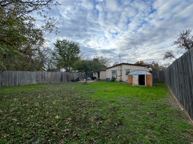 10932 Dunaway Dr in Dallas, TX - Building Photo - Building Photo