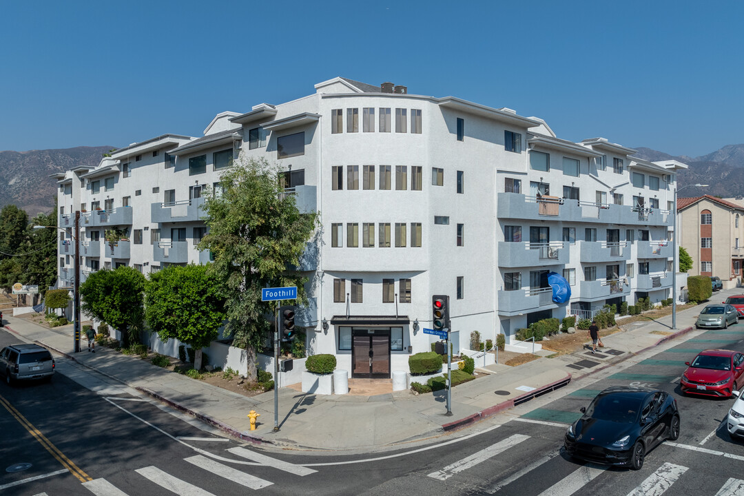 Sherman Grove Apartments in Sunland, CA - Building Photo